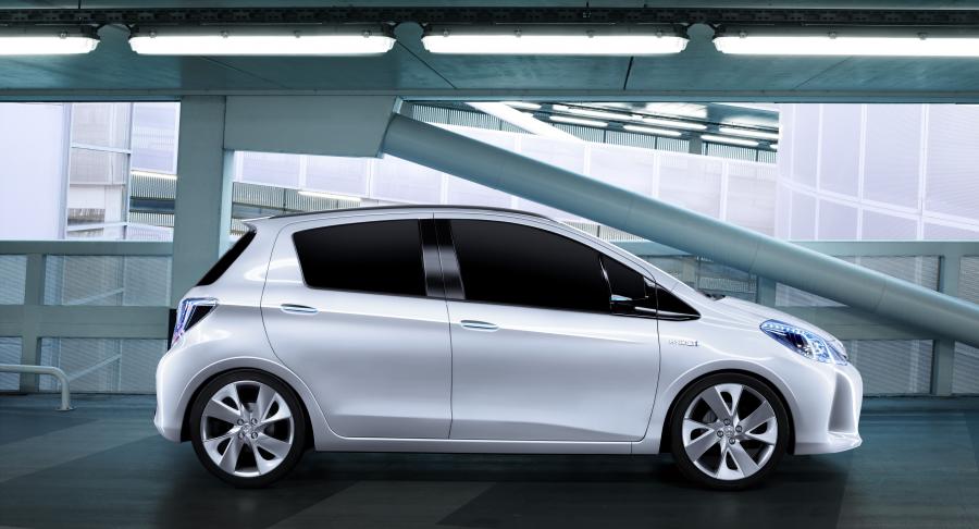  Toyota Yaris HSD Concept 2011 года  (фото 11 из 18)